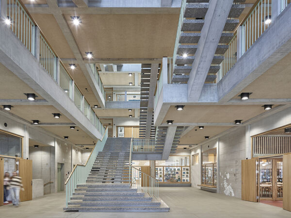 Treppenhalle der Kantonsschule Ausserschwyz