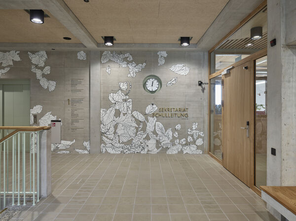 Traktbeschriftung und Stockwerksübersicht der Kantonsschule Ausserschwyz