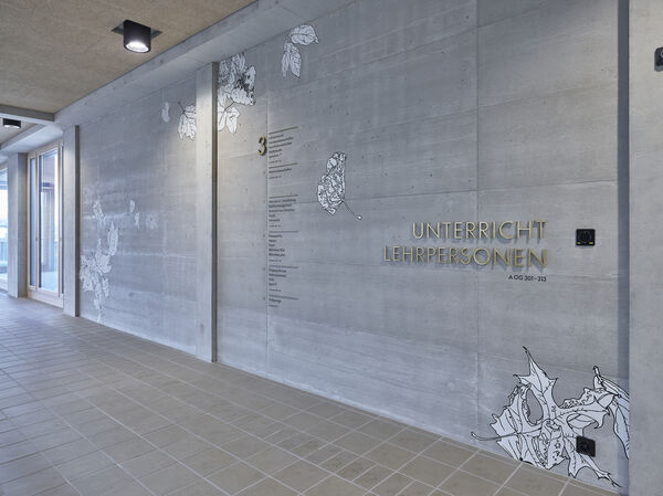 Traktbeschriftung und Stockwerksübersicht der Kantonsschule Ausserschwyz