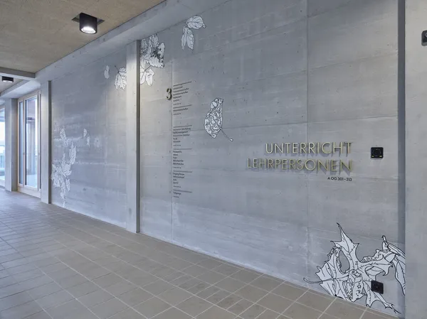 Traktbeschriftung und Stockwerksübersicht der Kantonsschule Ausserschwyz