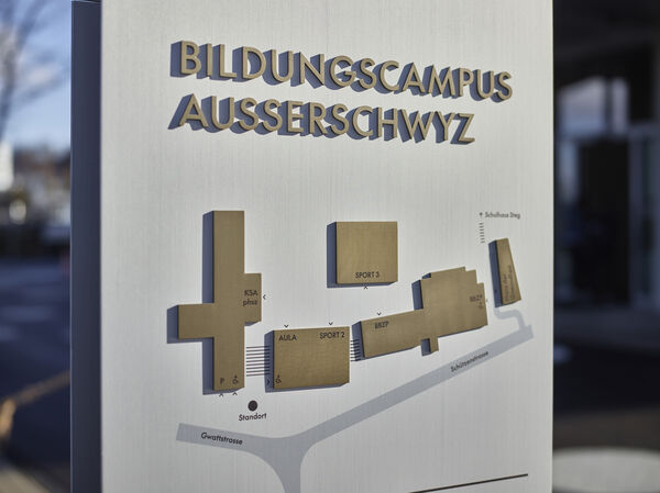 Stele der Kantonsschule Ausserschwyz mit dreidimensionalem Lageplan