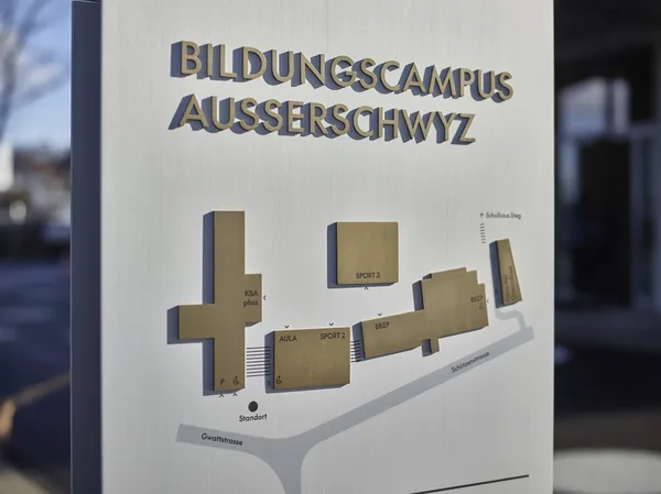 Stele der Kantonsschule Ausserschwyz mit dreidimensionalem Lageplan
