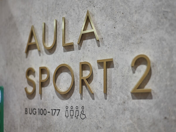 Traktbeschriftung der Kantonsschule Ausserschwyz aus wasserstrahlgeschnittenem Messing