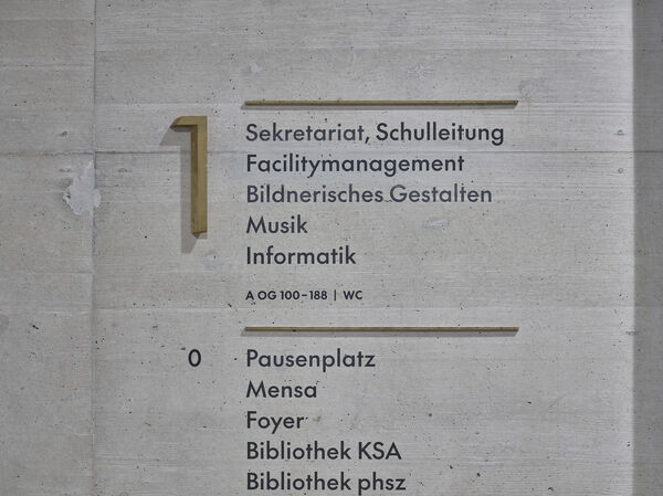 Stockwerksübersicht der Kantonsschule Ausserschwyz als Malerarbeit und in Messing