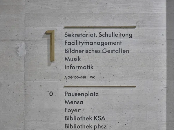 Stockwerksübersicht der Kantonsschule Ausserschwyz als Malerarbeit und in Messing