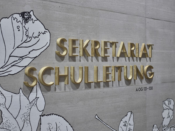 Traktbeschriftung der Kantonsschule Ausserschwyz in wasserstrahlgeschnittenem Messing