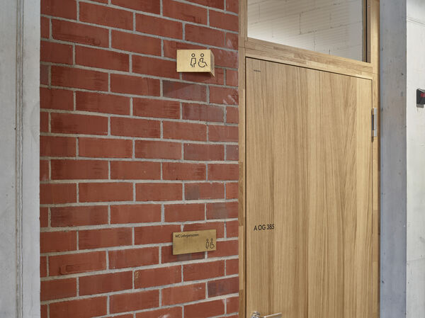 Türbeschriftung und WC-Schild der Kantonsschule Ausserschwyz