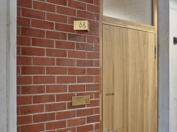 Türbeschriftung und WC-Schild der Kantonsschule Ausserschwyz