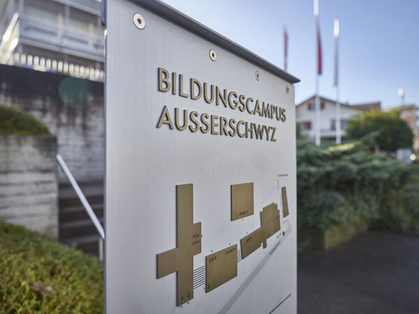 Stele der Kantonsschule Ausserschwyz mit dreidimensionalem Lageplan