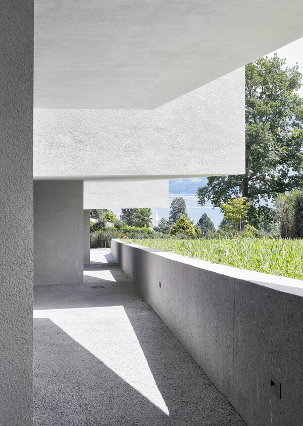 Fussweg unter den auskragenden Wohnzimmern der Patiohäuser Naumatt