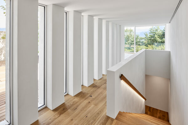 Treppenaufgang neben Fenstern zum Patio